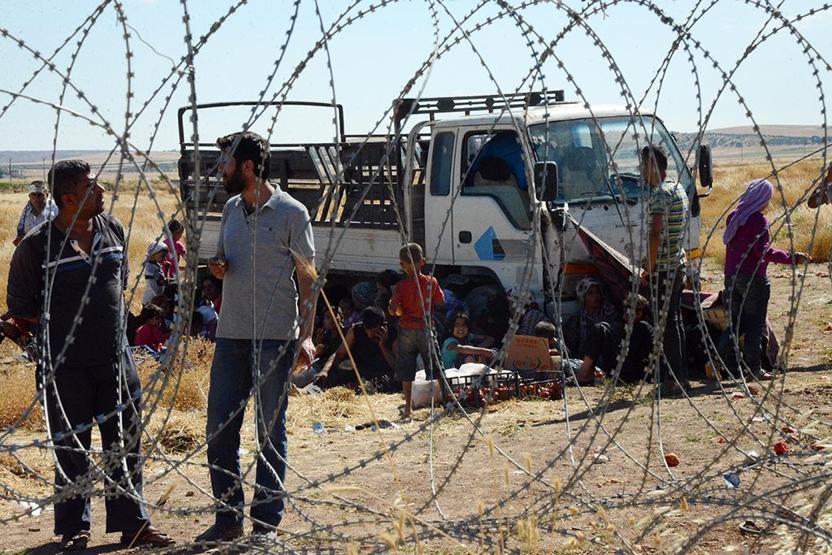 Kobaniden kaçan halkın Türkiye sınırında bekleyişi sürüyor