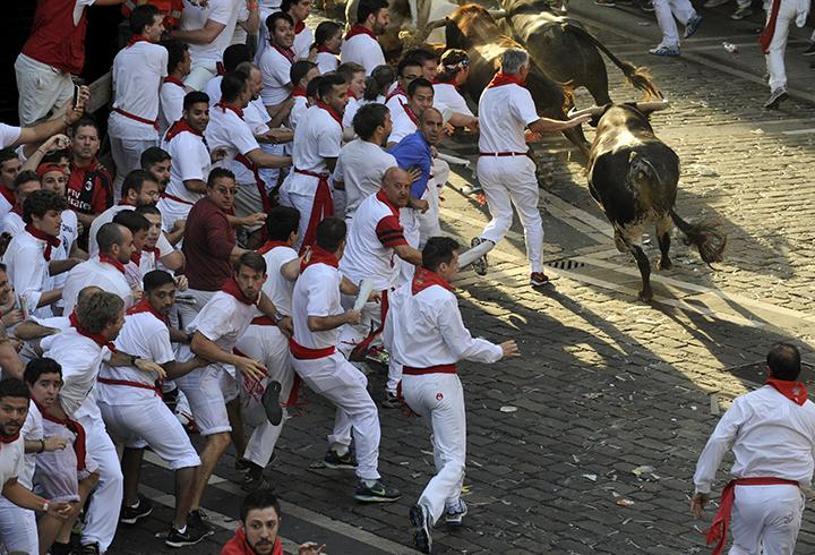 San Ferminde boğalar sokaklara salındı
