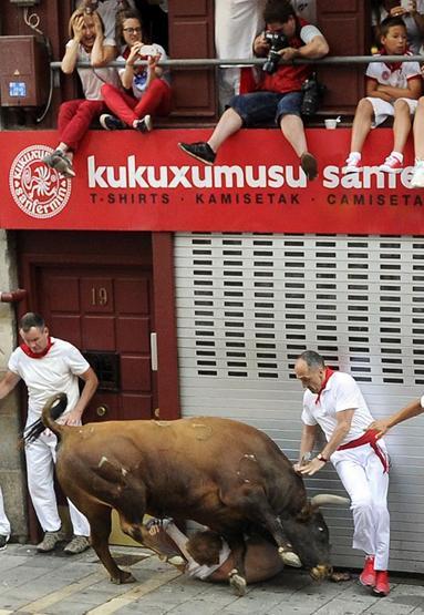 San Ferminde boğalar sokaklara salındı