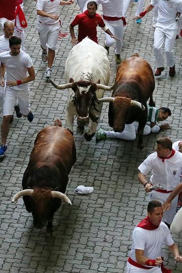 San Ferminde boğalar sokaklara salındı