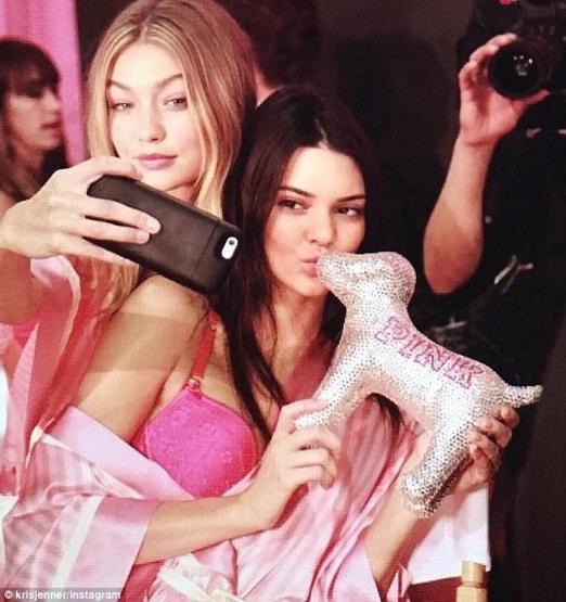 Victorias Secret Showun perde arkasından ilk fotoğraflar