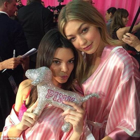 Victorias Secret Showun perde arkasından ilk fotoğraflar