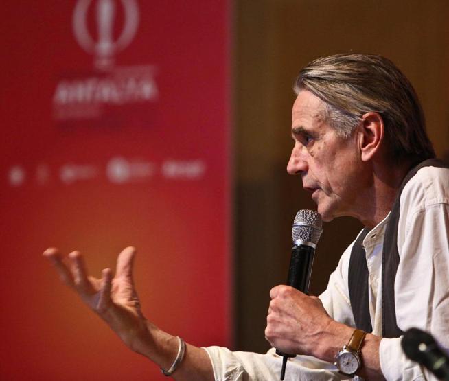 Antalyadan Jeremy Irons geçti