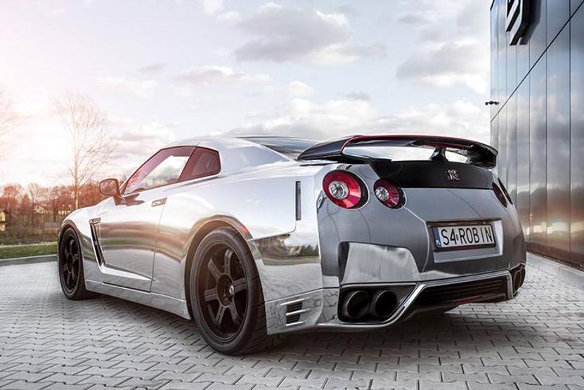 Gümüş Nissan GT-R