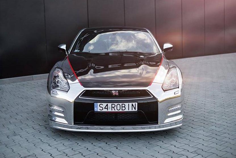 Gümüş Nissan GT-R