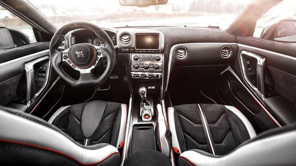 Gümüş Nissan GT-R