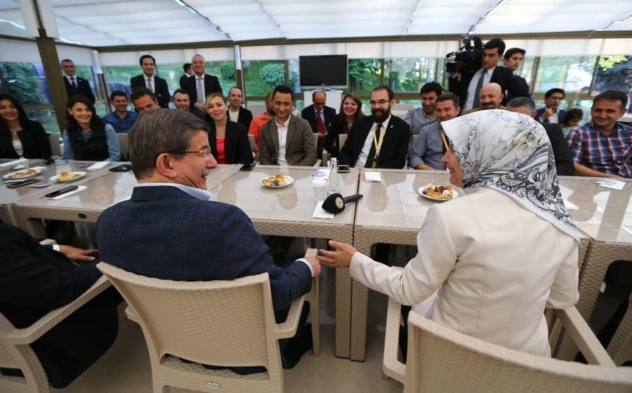 Biz o sırada çay içiyoruz