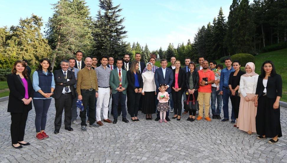 Biz o sırada çay içiyoruz
