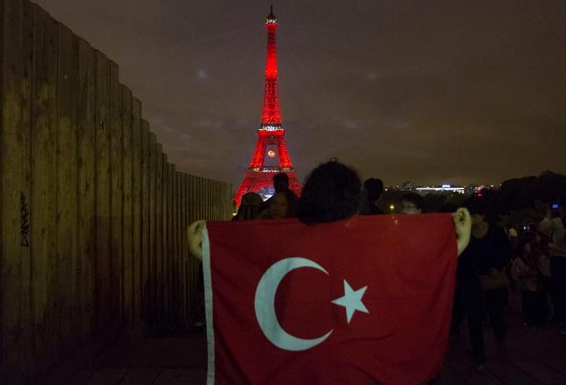 Eyfel Kulesi üçüncü kez Türk bayrağı renklerine büründü