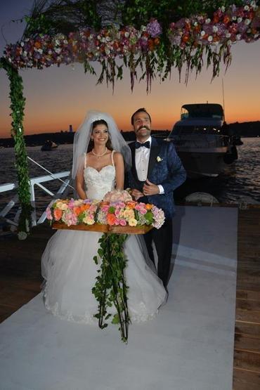 Eda Özerkan ve Timur Acar evlendi