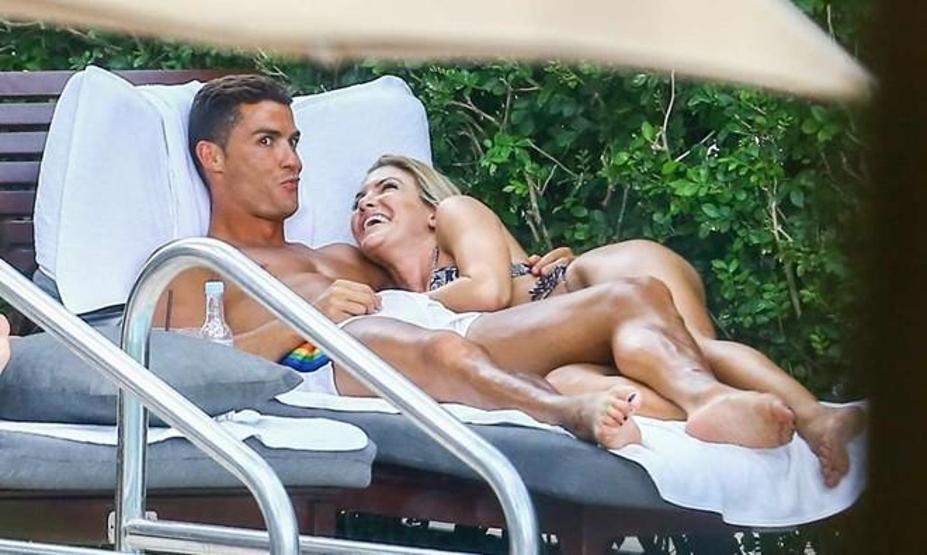 Cristiano Ronaldo yeni sevgilisiyle tatilde