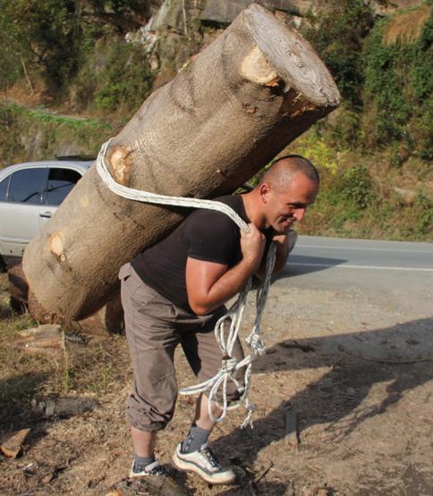 203 kiloluk kütüğü sırtında taşıdı