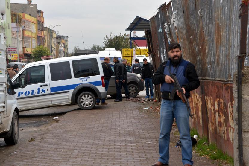 Adanada sivil polis aracına silahlı saldırı