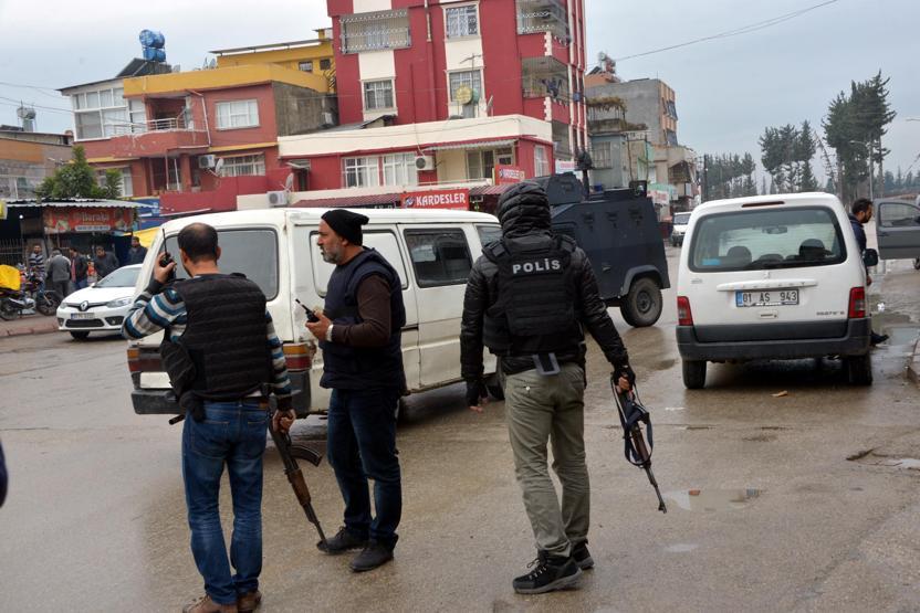Adanada sivil polis aracına silahlı saldırı