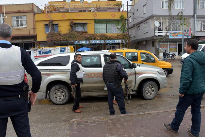 Adanada sivil polis aracına silahlı saldırı