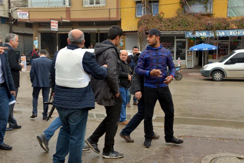 Adanada sivil polis aracına silahlı saldırı