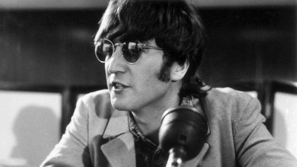 Barışçıl kimliğiyle hatırlanan efsane sanatçı John Lennon