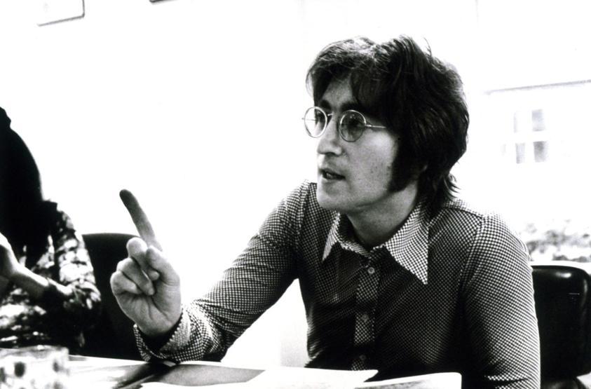 Barışçıl kimliğiyle hatırlanan efsane sanatçı John Lennon