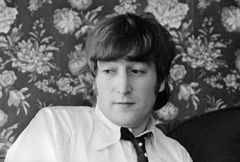 Barışçıl kimliğiyle hatırlanan efsane sanatçı John Lennon