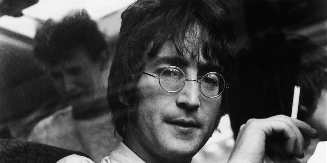 Barışçıl kimliğiyle hatırlanan efsane sanatçı John Lennon