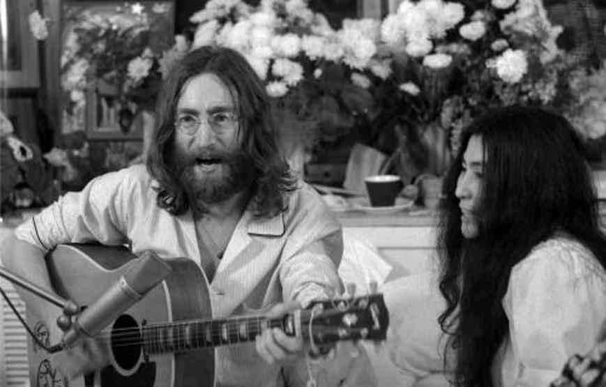 Barışçıl kimliğiyle hatırlanan efsane sanatçı John Lennon