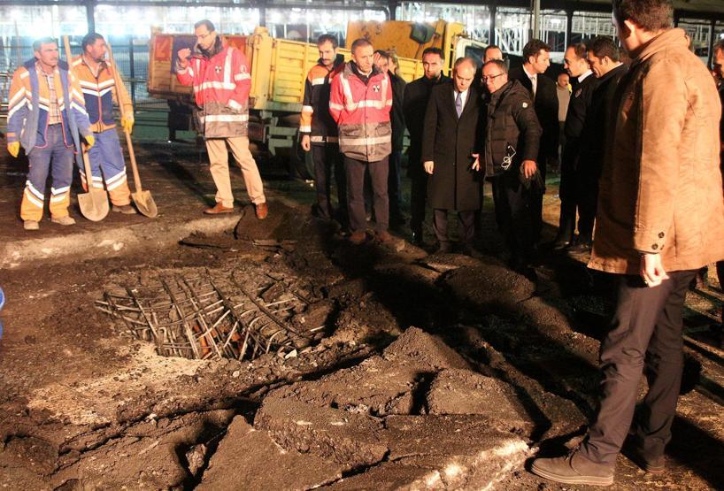 İstanbuldaki terör saldırısının olduğu yerde 2 metrelik çukur oluştu
