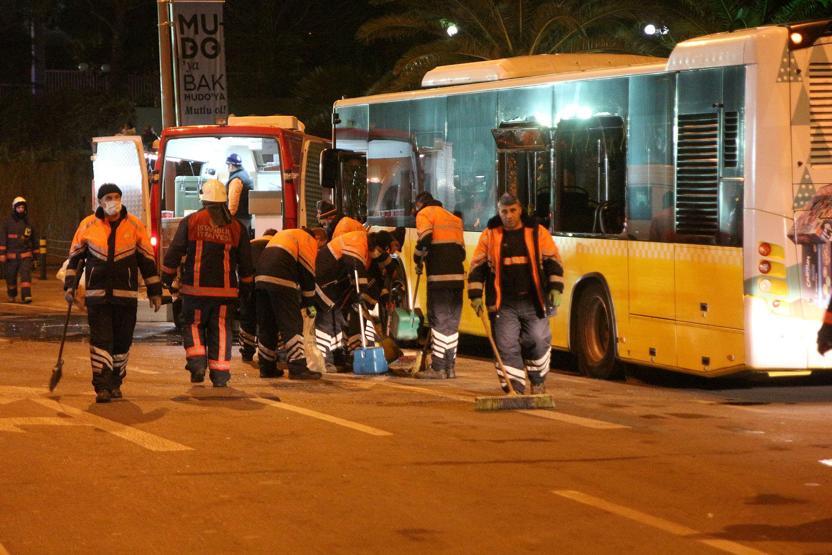 İstanbuldaki terör saldırısının olduğu yerde 2 metrelik çukur oluştu