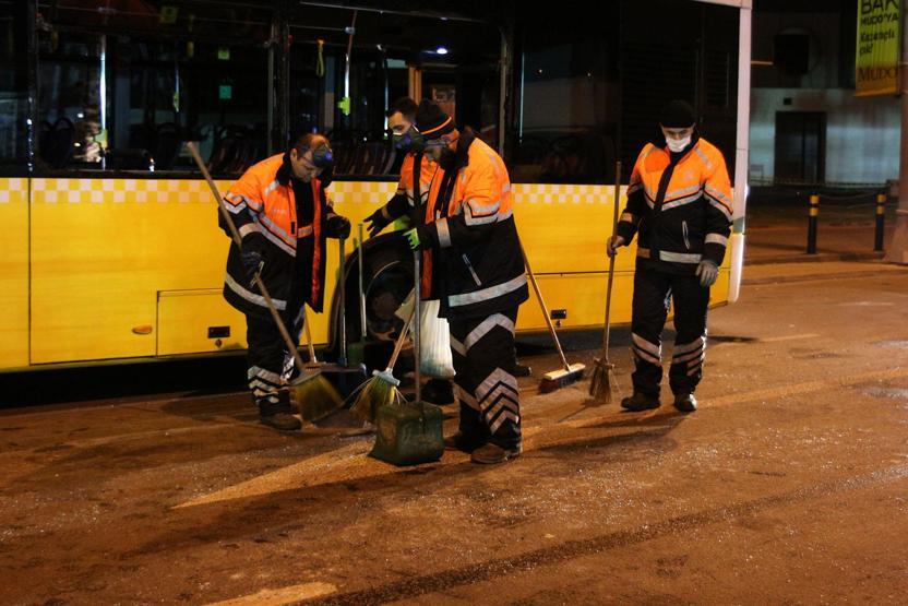 İstanbuldaki terör saldırısının olduğu yerde 2 metrelik çukur oluştu