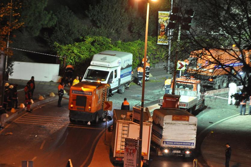 İstanbuldaki terör saldırısının olduğu yerde 2 metrelik çukur oluştu