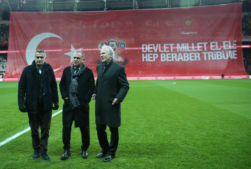 Vodafone Arenada futbolun yıldızları teröre karşı sahada