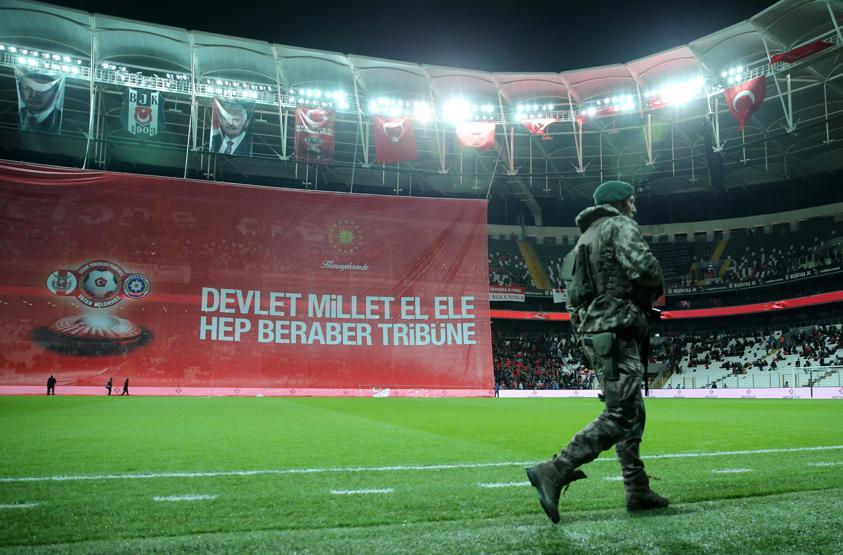 Vodafone Arenada futbolun yıldızları teröre karşı sahada