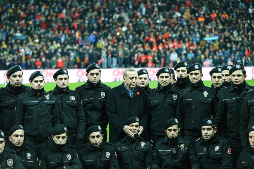 Vodafone Arenada futbolun yıldızları teröre karşı sahada