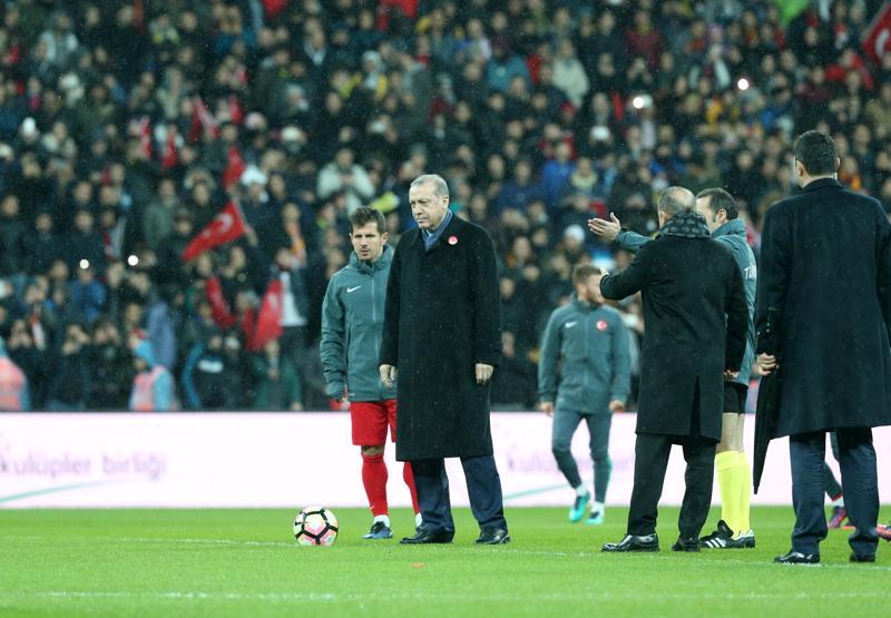 Vodafone Arenada futbolun yıldızları teröre karşı sahada