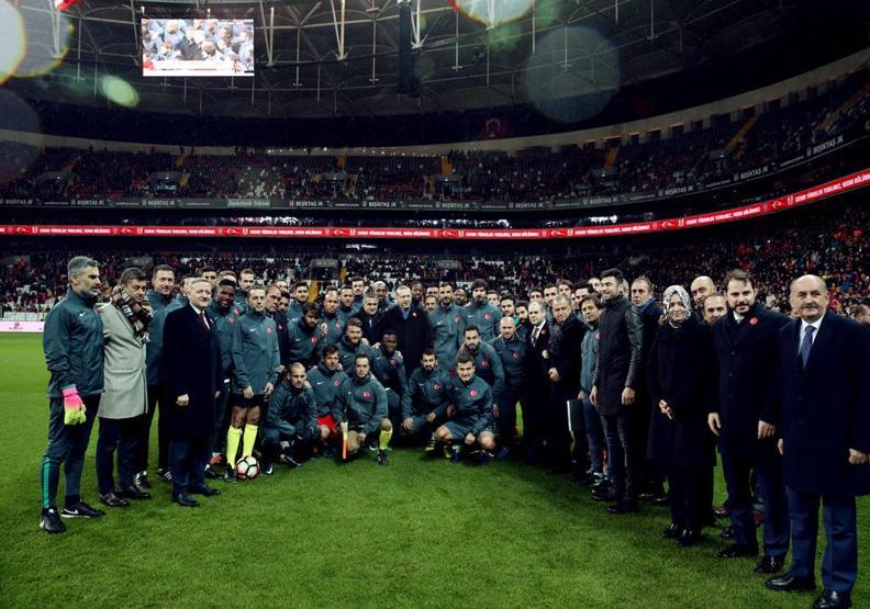 Vodafone Arenada futbolun yıldızları teröre karşı sahada