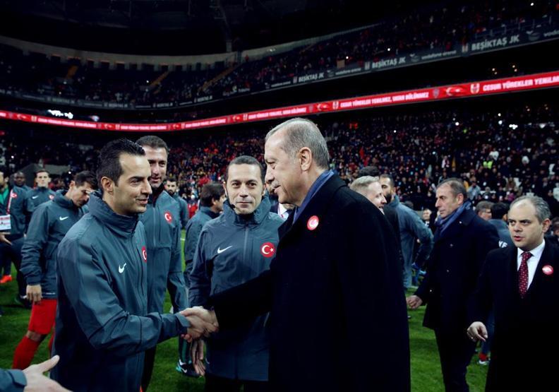 Vodafone Arenada futbolun yıldızları teröre karşı sahada
