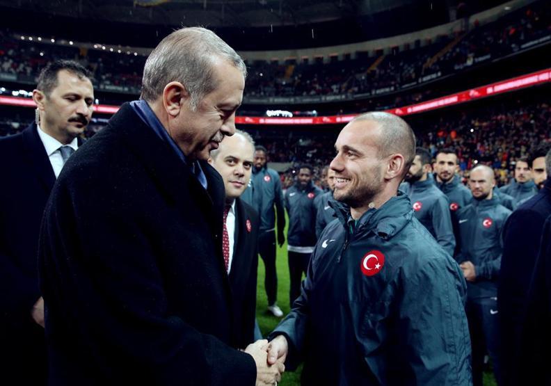 Vodafone Arenada futbolun yıldızları teröre karşı sahada