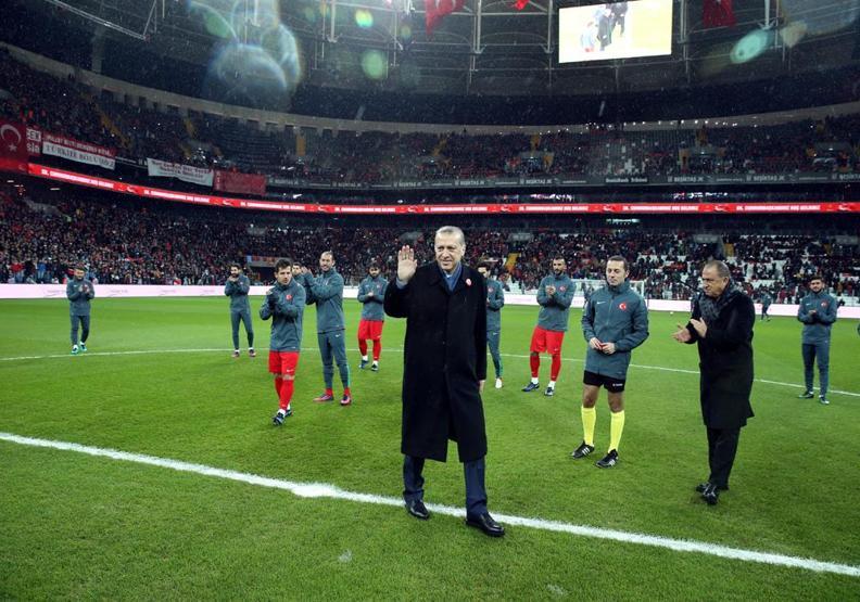 Vodafone Arenada futbolun yıldızları teröre karşı sahada