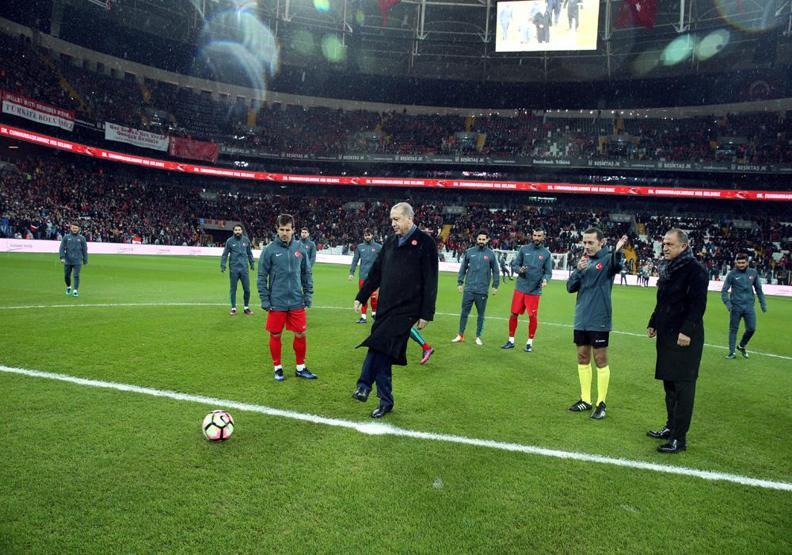 Vodafone Arenada futbolun yıldızları teröre karşı sahada