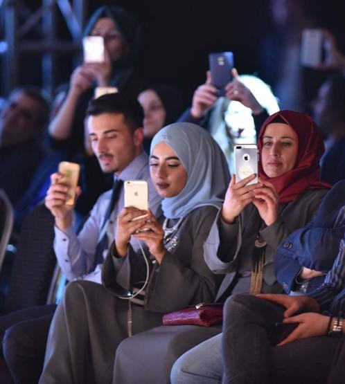 Tesettür defilesinde podyum kazası