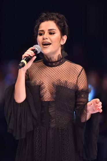 Tesettür defilesinde podyum kazası