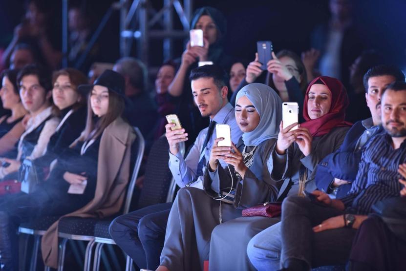 Tesettür defilesinde podyum kazası