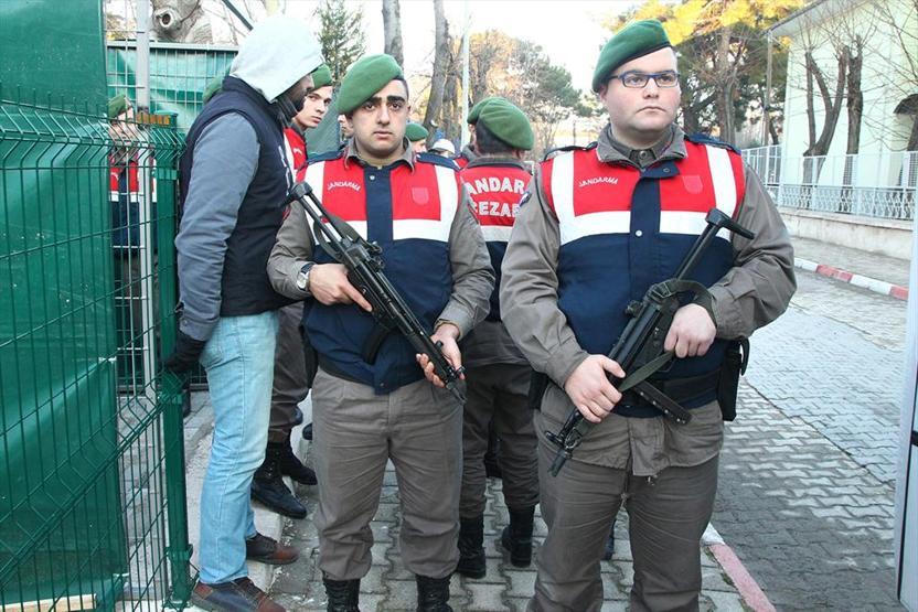 Hakim eski tugay komutanını uyardı: Bir daha olursa salondan çıkarılırsın