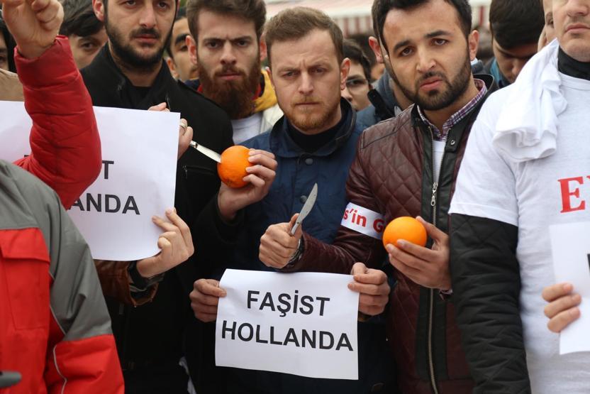 Hollandayı portakal sıkarak protesto ettiler