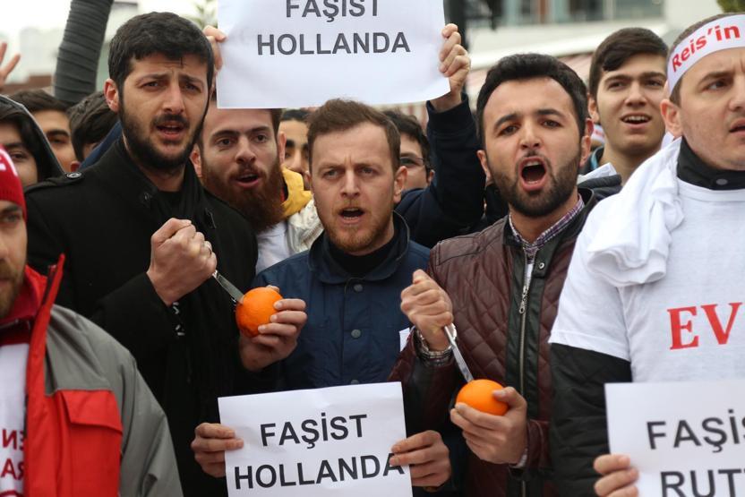 Hollandayı portakal sıkarak protesto ettiler