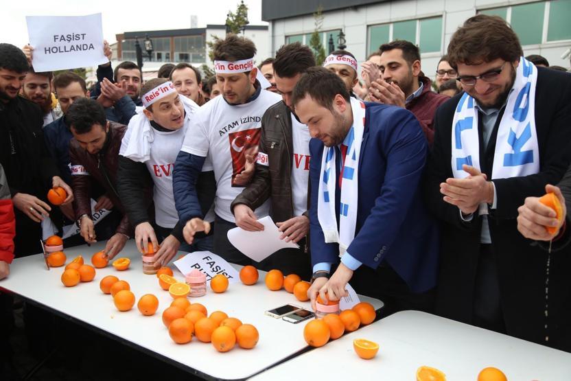 Hollandayı portakal sıkarak protesto ettiler