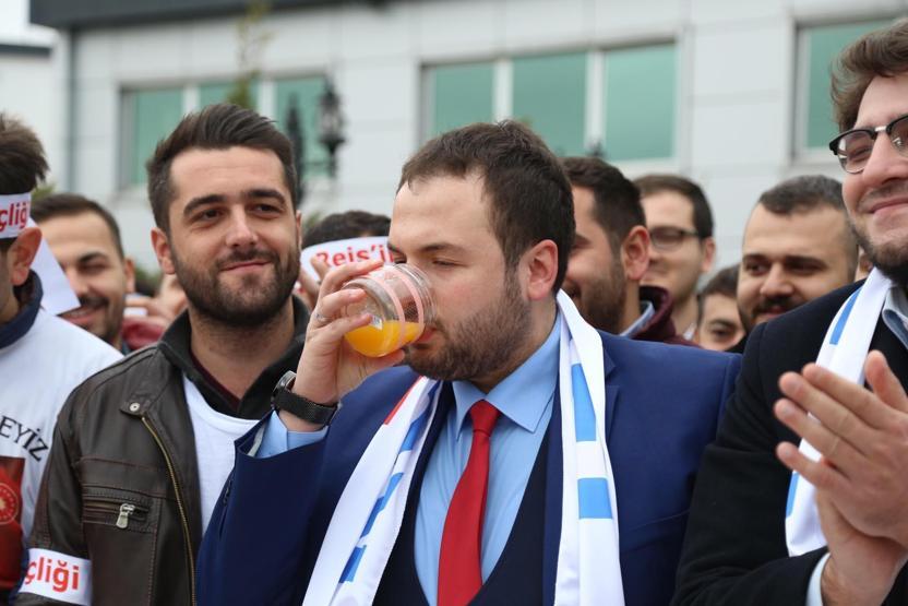 Hollandayı portakal sıkarak protesto ettiler