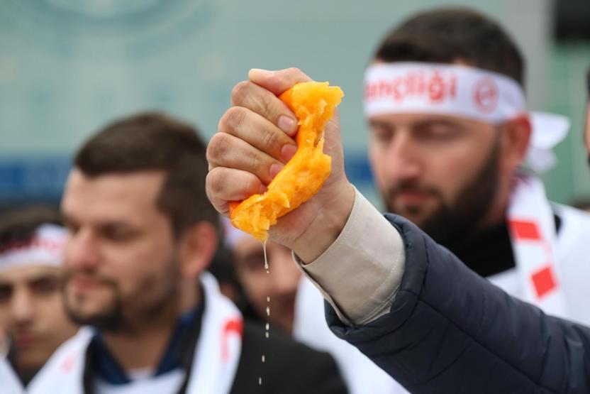 Hollandayı portakal sıkarak protesto ettiler