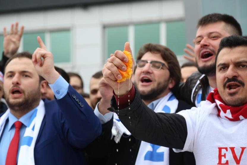 Hollandayı portakal sıkarak protesto ettiler