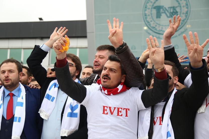 Hollandayı portakal sıkarak protesto ettiler