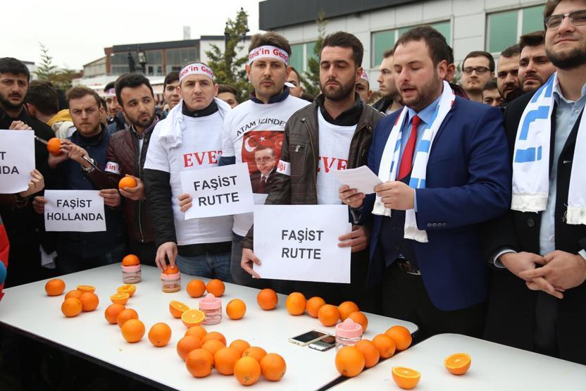Hollandayı portakal sıkarak protesto ettiler